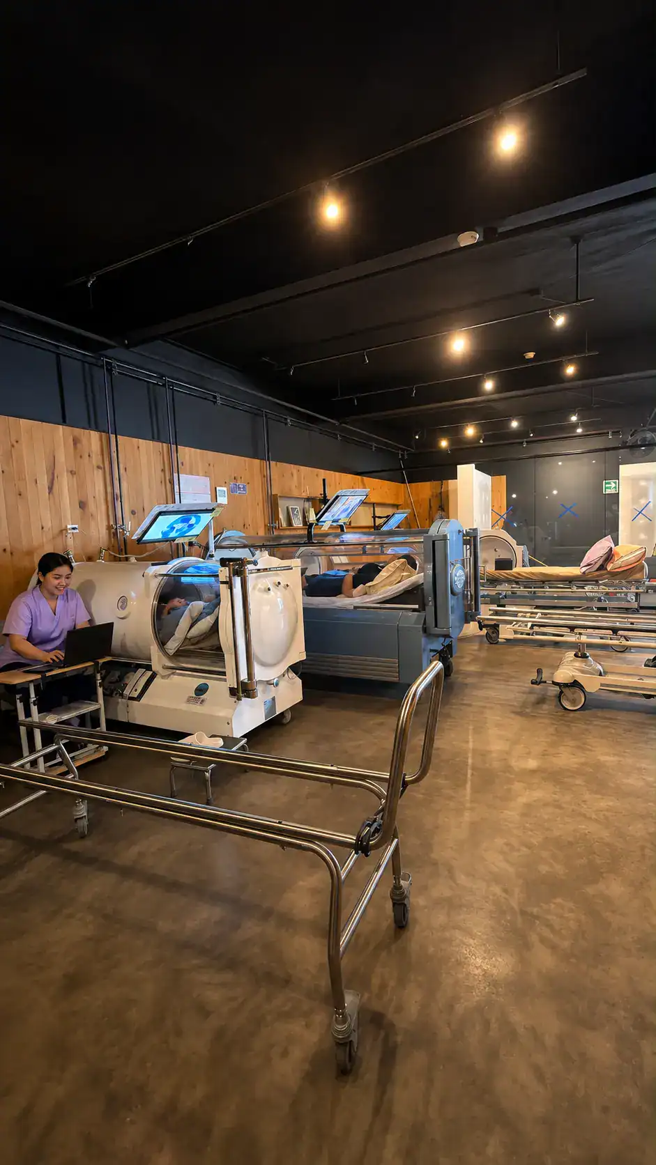 Sala de cámaras hiperbáricas de Cámara Hiperbárica Tijuana con personal supervisando